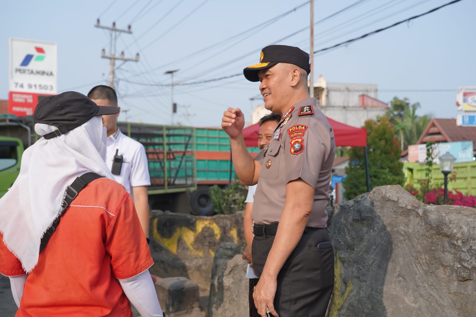 Kapolda Sulbar dan Jajaran Turun Langsung Atur Lalu Lintas dan Sapa Masyarakat