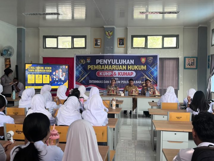 Ditbinmas dan Bidkum Polda Sulbar Bedah KUHP-KUHAP di SMAN 2 Mamuju