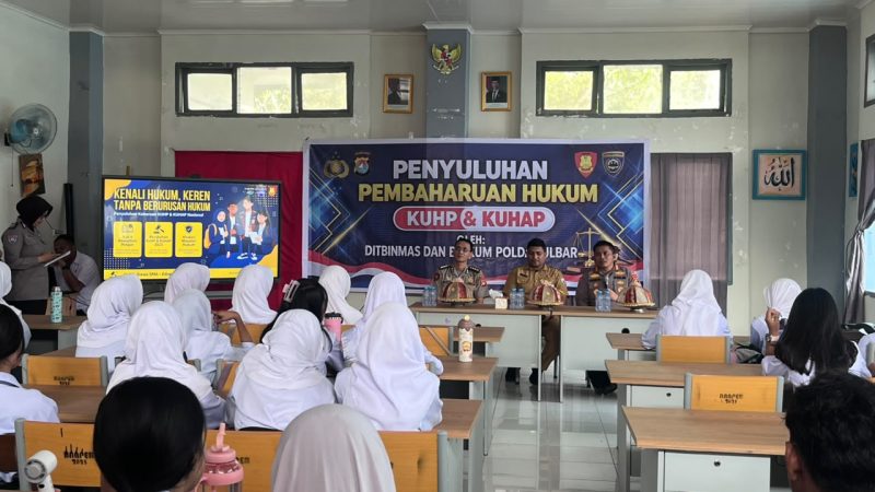 Ditbinmas dan Bidkum Polda Sulbar Bedah KUHP-KUHAP di SMAN 2 Mamuju