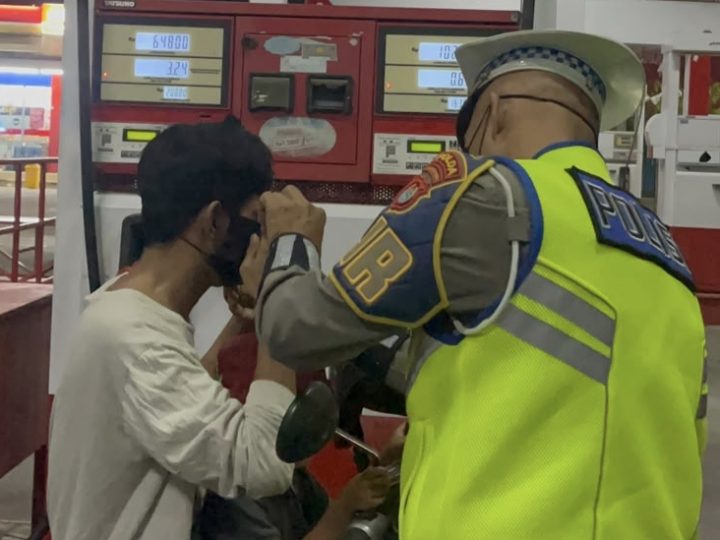 Polantas Polda Sulbar Berbagi Masker di Tengah Kabut Asap