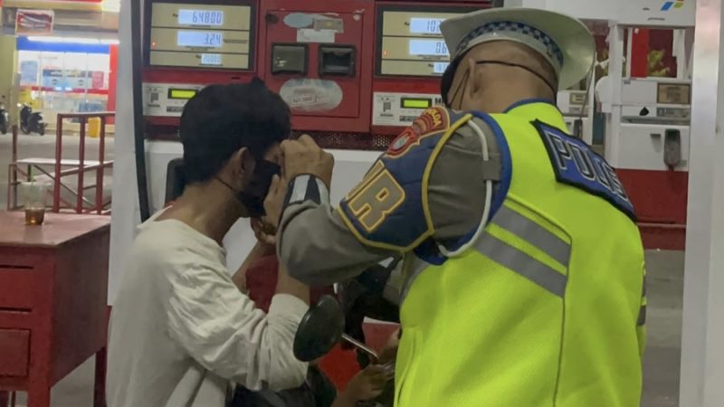 Polantas Polda Sulbar Berbagi Masker di Tengah Kabut Asap