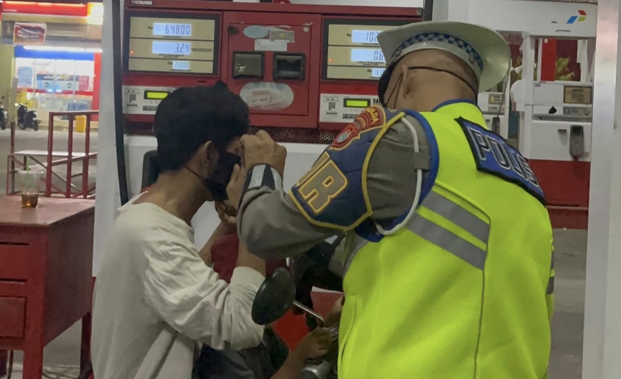 Polantas Polda Sulbar Berbagi Masker di Tengah Kabut Asap
