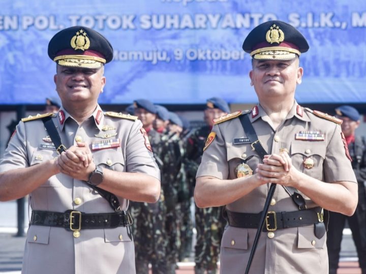 Farewell and Welcome Parade Estafet Komando Polda Sulbar dari Adi Deriyan ke Totok Suharyanto