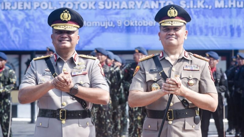 Farewell and Welcome Parade Estafet Komando Polda Sulbar dari Adi Deriyan ke Totok Suharyanto