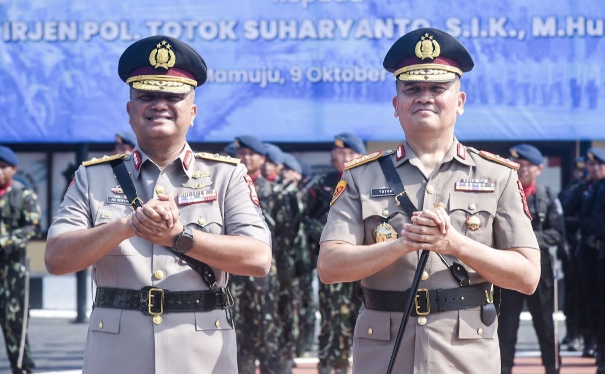 Farewell and Welcome Parade Estafet Komando Polda Sulbar dari Adi Deriyan ke Totok Suharyanto